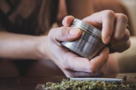 Premium-Ausrüstung-für-anspruchsvolle-Genießer-Der-Weg-zum-perfekten-Grinder-